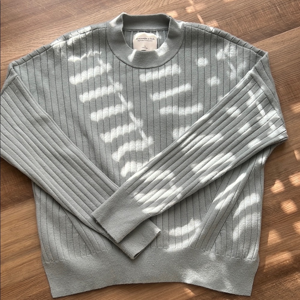 Women’s Abercrombie & Fitch Sweater Size SM